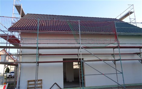 Rohbau des frei geplanten Einfamilienhauses von Kern-Haus in Schifferstadt mit eingedecktem Dach