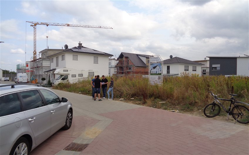 Bauanlaufgespräch am Grundstück für das individuell geplante Einfamilienhaus Signum von Kern-Haus in Römerberg