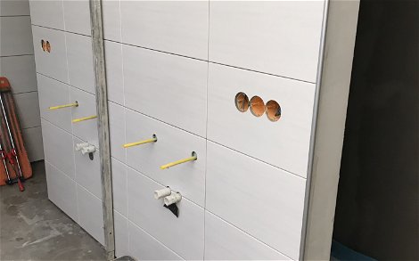 Fliesen im Waschbeckenbereich im Badezimmer in der Kern-Haus-Stadtvilla Signus in Flörsheim-Dalsheim