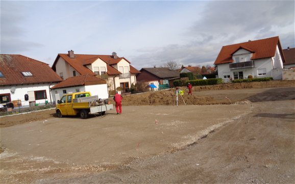 Baustellenvorbereitungen auf dem Grundstück für das frei geplante Einfamilienhaus von Kern-Haus in Römerberg
