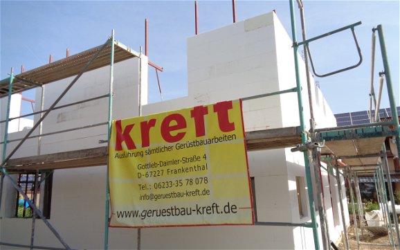 Bau der Dachgeschosswände des frei geplanten Einfamilienhauses von Kern-Haus in Römerberg