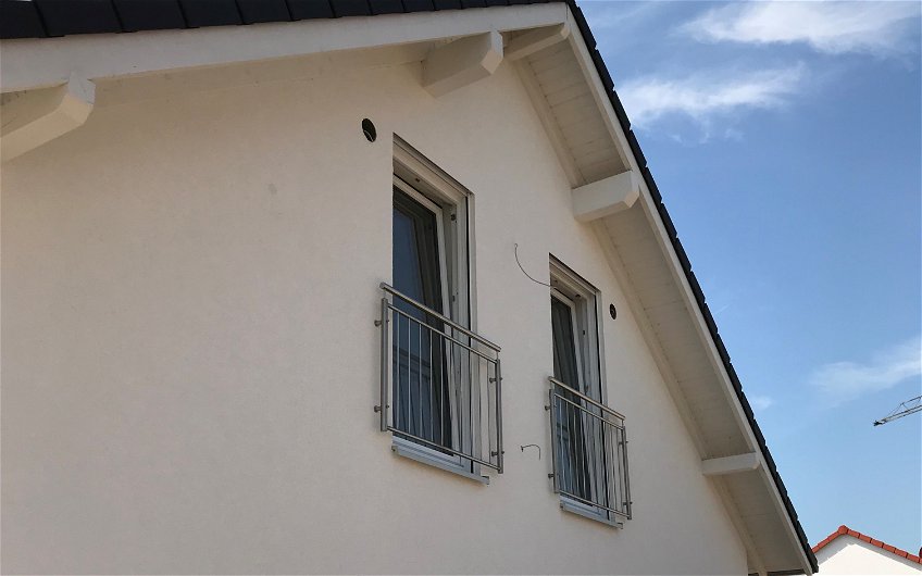 Französische Balkone des individuell geplanten Familienhauses Family von Kern-Haus in Worms-Pfeddersheim 