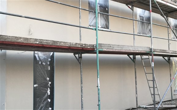 Verputzte Außenfassade des frei geplanten Einfamilienhauses von Kern-Haus in Gönnheim 