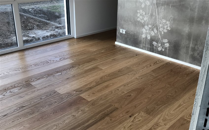 Holzfußboden im Schlafzimmer des frei geplanten Einfamilienhauses von Kern-Haus in Bissersheim