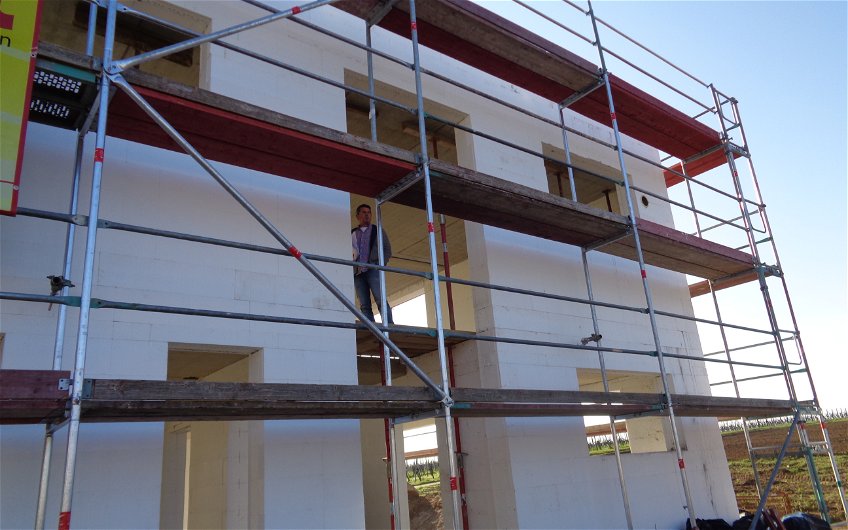 Rohbau des frei geplanten Einfamilienhauses von Kern-Haus in Bissersheim mit Flachdach
