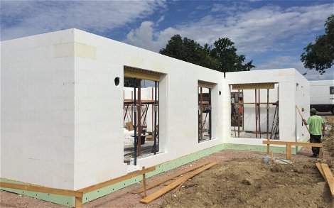 Bau des DuoTherm-Mauerwerks des individuell geplanten Bungalows Balance von Kern-Haus in Weinolsheim