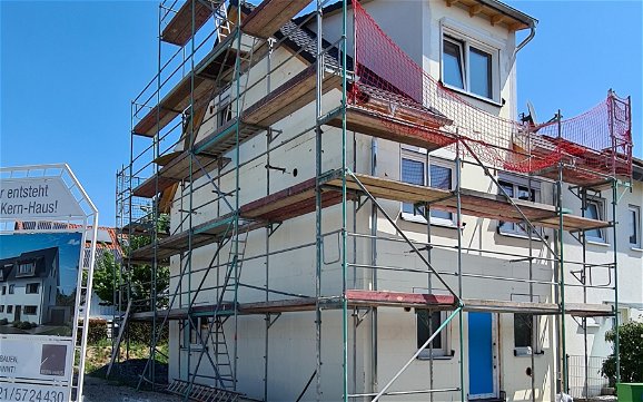 Geschlossener Rohbau der individuell geplanten Doppelhaushälfte Twin XL von Kern-Haus in Eggenstein-Leopoldshafen
