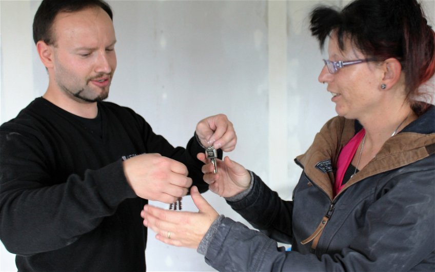 Die Bauherren erhalten ihre Schlüssel für das Kern-Haus in Halberstadt.