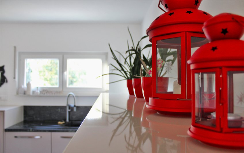 Dekoration in Signalfarben in einer cremefarbenen Küche sind ein Hingucker!