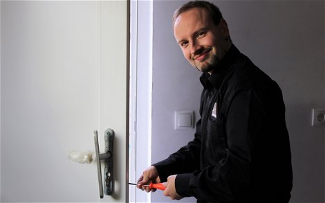 Bauleiter von Kern-Haus Magdeburg Yves Balster wechselt zur Hausübergabe die Zylinder.