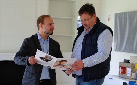 Der Bauherr erhält zur Hausübergabe von Kern-Haus-Bauleiter Yves Balster einen Dübelkoffer mit Anleitung