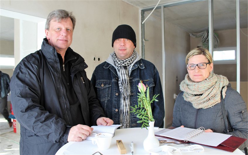 Verkaufsleiter von Kern-Haus Magdeburg, Joachim Schmahl (links im Bild), unterhält sich mit Besuchern des Rohbaufestes in Wolmirstedt.