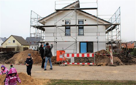 Die Bauherren aus dem Landkreis Börde feiern Rohbaufest ihres Eigenheims, ein Bauprojekt von Kern-Haus Magdeburg.