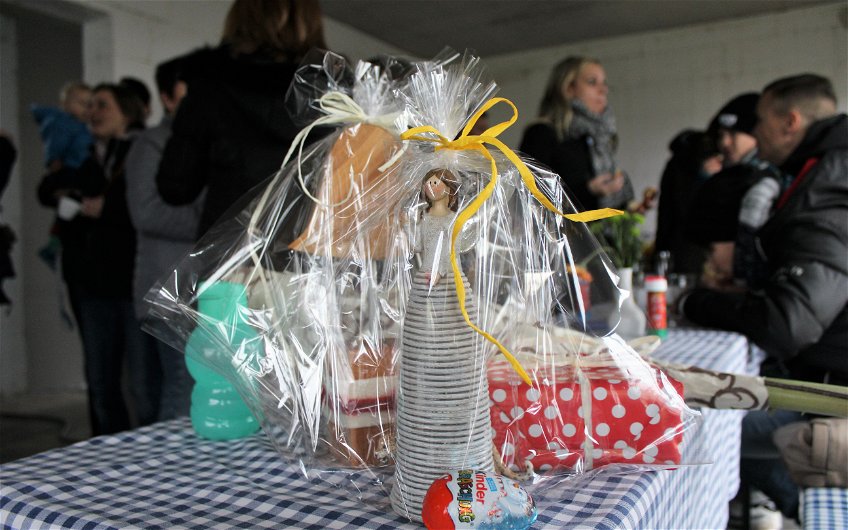 Freunde und Familie bringen den Bauherren im Landkreis Börde Geschenke zum Rohbaufest von Kern-Haus.