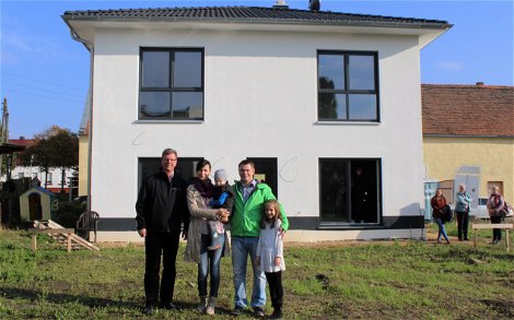 Verkaufsleitung von Kern-Haus, Joachim Schmahl mit der Familie aus Magdeburg. Sie bauen eine Stadtvilla und in wenigen Wochen möchte die Magdeburger Familie einziehen.