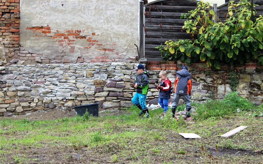 Kinder spielen während des Rohbaufestes auf dem Grundstück der Bauherren.