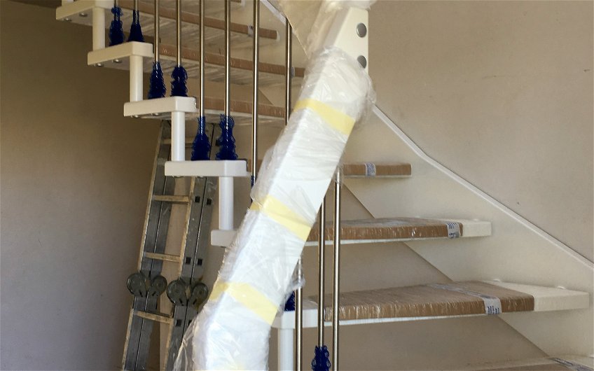 Eine weiße Treppe schmückt seit August das Einfamilienhaus in Magdeburg.