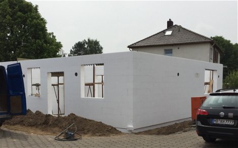 Das Erdgeschoss des rohen Kern-Hauses in Ronneberg ist fertig.
