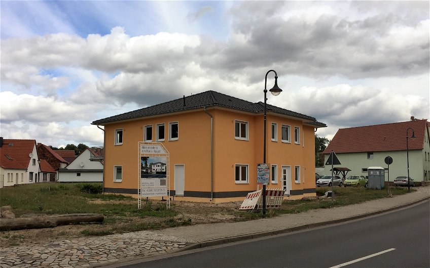 Auf Wunsch der Bauherren ist die Fassade des Kern-Hauses in Loburg orange.