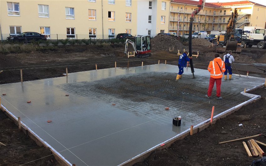 Bodenplatte für individuelle Kern-Haus-Stadtvilla wird betoniert