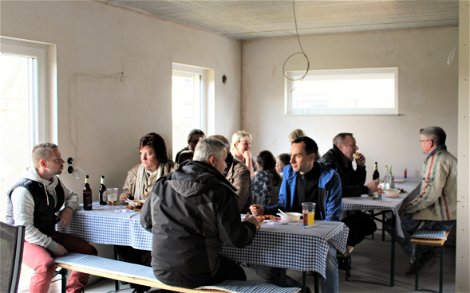 Beim gemeinsamen Essen kommen Bauherren von Kern-Haus und interessierte Besucher ins Gespräch. 
