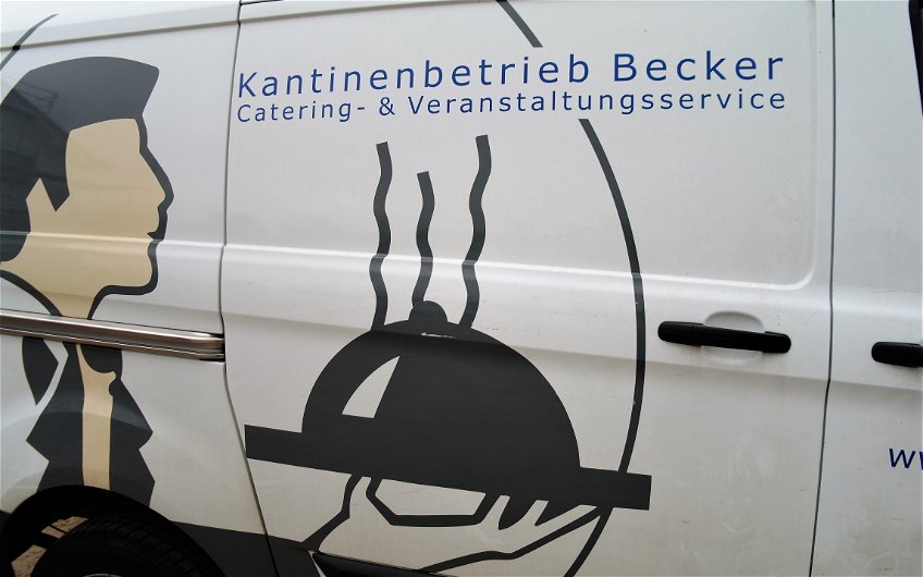 Köstliches gibt es beim Rohbaufest von Kern-Haus - der Kantinenbetrieb Becker aus Magdeburg versorgt alle Gäste.