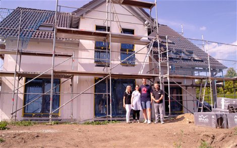 Bauherren und Kern-Haus-Mitarbeiter vor Rohbau Aura in Magdeburg