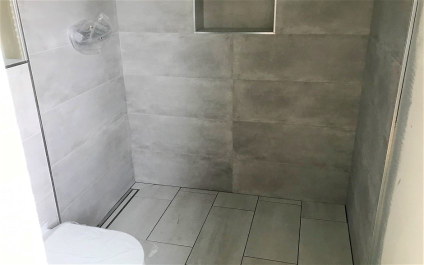 Fliesen in einer Dusche in einem Kern-Haus in Niederndodeleben