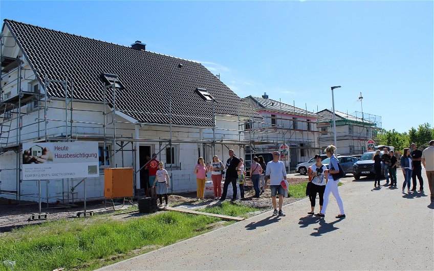 Besucher vor dem Kern-Haus Signum in Magdeburg