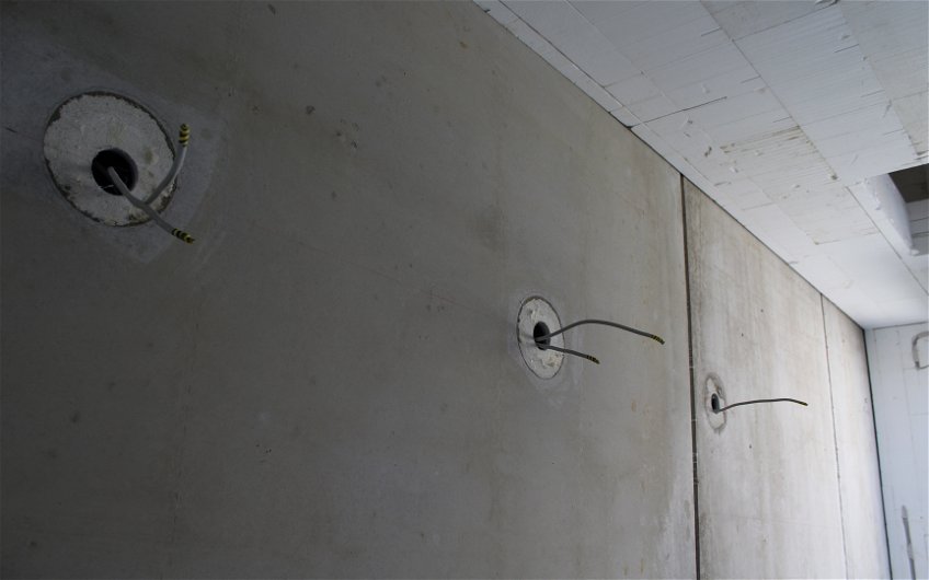 Löcher in einer Betondecke für LED-Spots in Kern-Haus Cara in Magdeburg