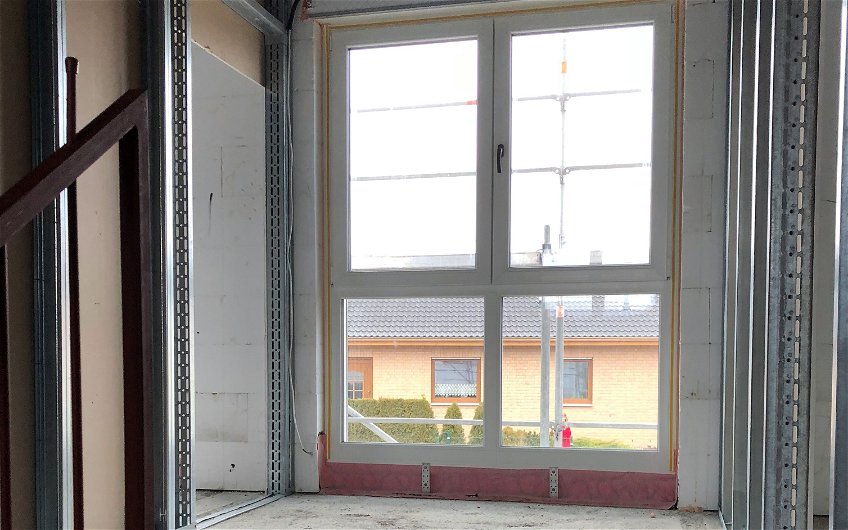 Blick auf bodentiefes Fenster im Kern-Haus-Rohbau Signus in Magdeburg