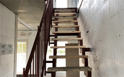 Blick auf Treppe im Kern-Haus-Rohbau Signus in Magdeburg