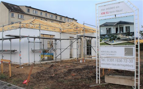 Kern-Haus Bungalow Balance im Rohbau mit Dachbalken in Wolmirstedt
