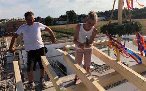 Bauherrin schlägt letzten Nagel in den Dachbalken in Magdeburg