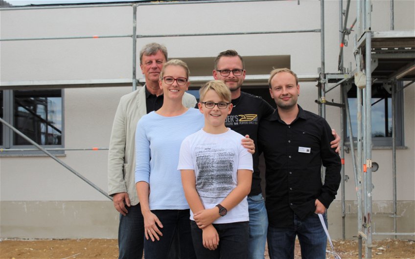 Bauherren mit Kern-Haus-Team vor dem Bungalow Trio in Magdeburg