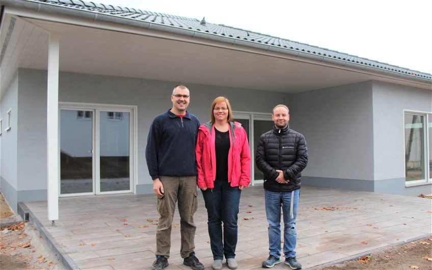 Bauherren mit Bauleiter Yves Balster von Kern-Haus Magdeburg