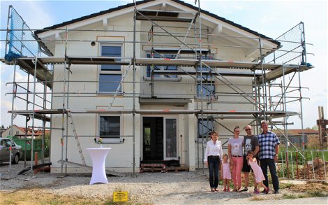 Bauherren mit Kern-Haus-Mitarbeitern vor dem Eigenheim bei Leipzig