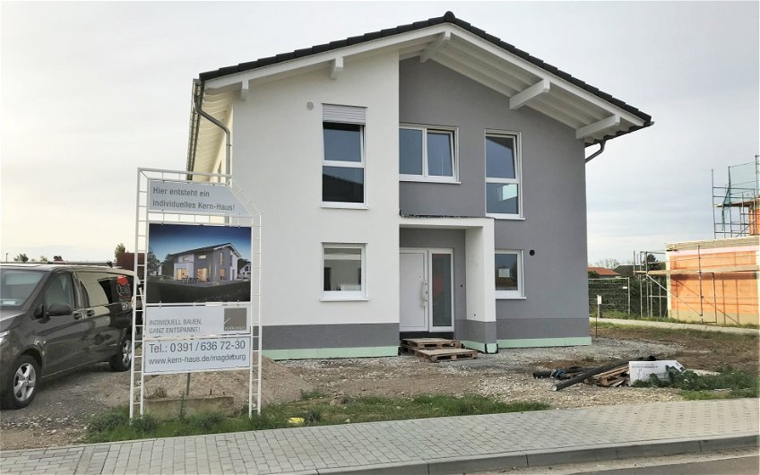 Kern-Haus Vero mit überdachtem Eingang in Kitzscher bei Leipzig