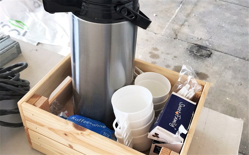 Kaffeekanne mit Bechern für Handwerker in einem Kern-Haus