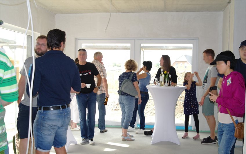Gäste im Kern-Haus-Rohbau in Magdeburg