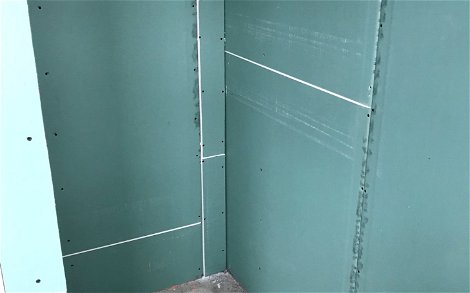 Trockenbau für ein Badezimmer in einem Kern-Haus in Niederndodeleben