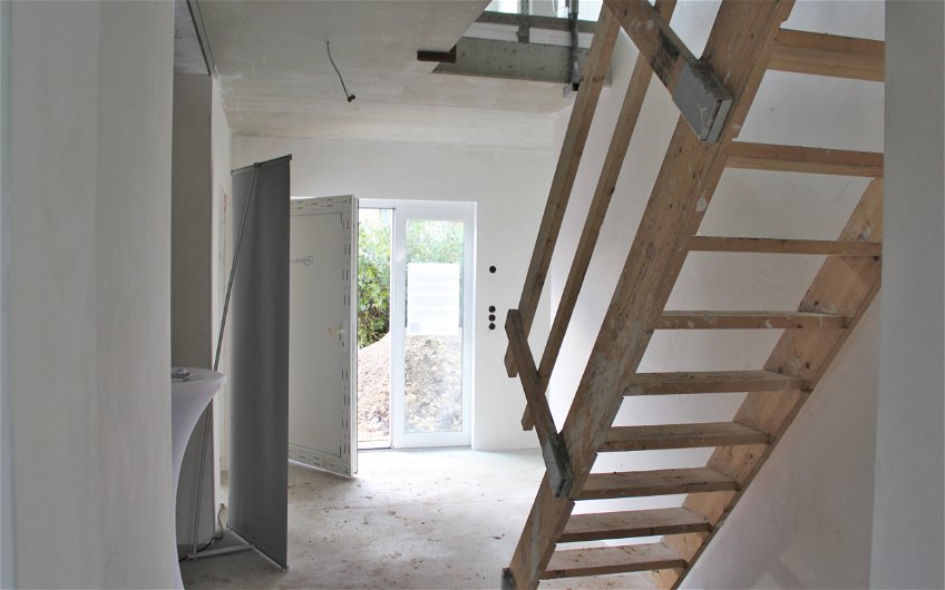 Eingangsbereich mit Bautreppe in Kern-Haus Vero in Magdeburg