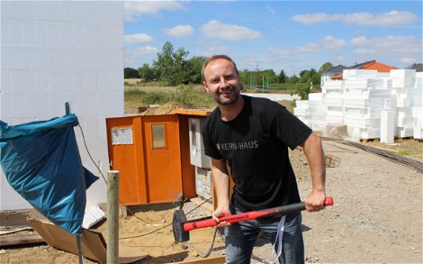 Kern-Haus-Bauleiter Yves Balster auf der Baustelle in Magdeburg