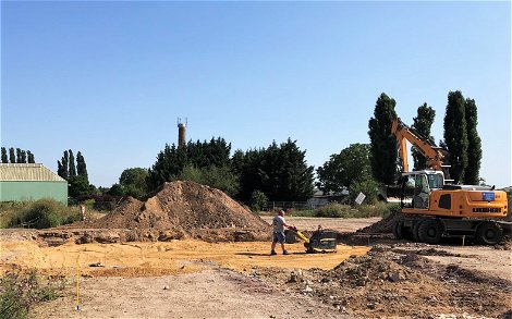 Sandschicht wird verdichtet für ein Kern-Haus in Magdeburg