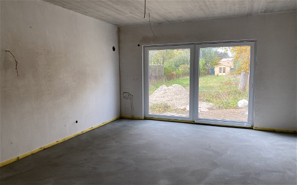 Wohnzimmer mit Estrich Kern-haus Duppelhaushälfte in magdeburg