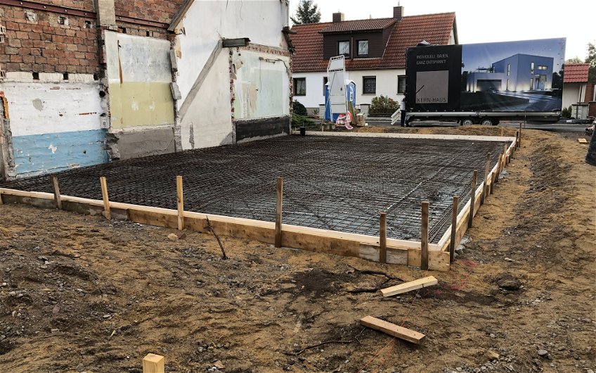 Bodenplattenvorbereitungen einer Kern-Haus Doppelhaushälfte in Magdeburg