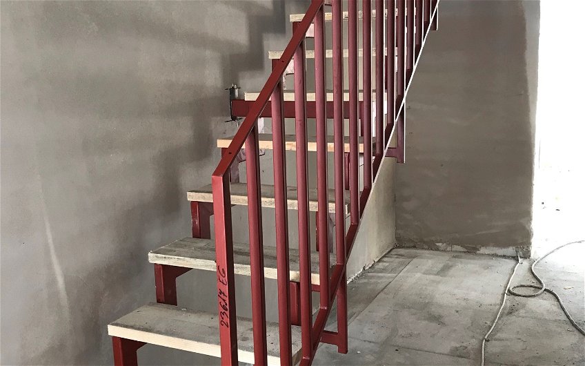 Die Stahlkonstruktion der Treppe wurde montiert und mit Baustufen versehen. Kurz vor dem Einzug wird diese farblich gestrichen und gegen Holzstufen in der gewählten Farbe ausgetauscht.