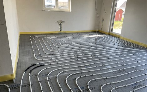 Die Kunststoffrohre der Fußbodenheizung wurden im Fußbodenaufbau verlegt.