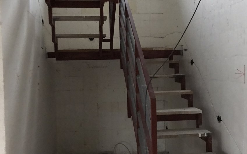 Die Treppe wurde montiert und die Stromleitungen der Beleuchtung verlegt.