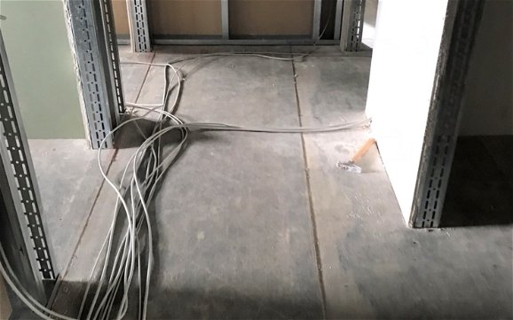 Die Elektriker verlegen die Kabel.
